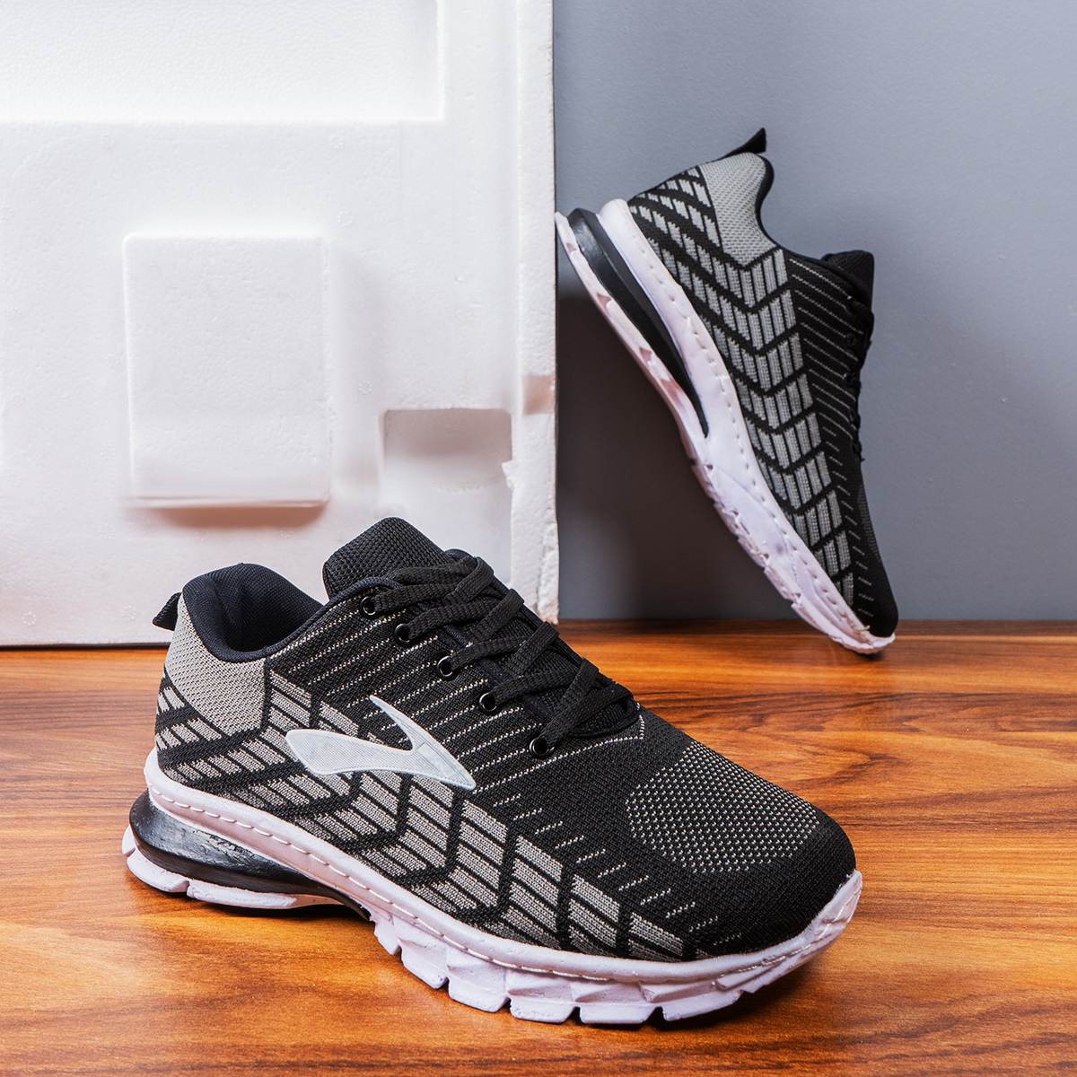 كفش ورزشي مردانه مشكي طوسي مدل Karlos