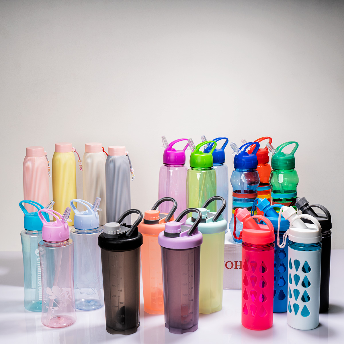 قمقمه آب صورتی آویز دار شیشه ای