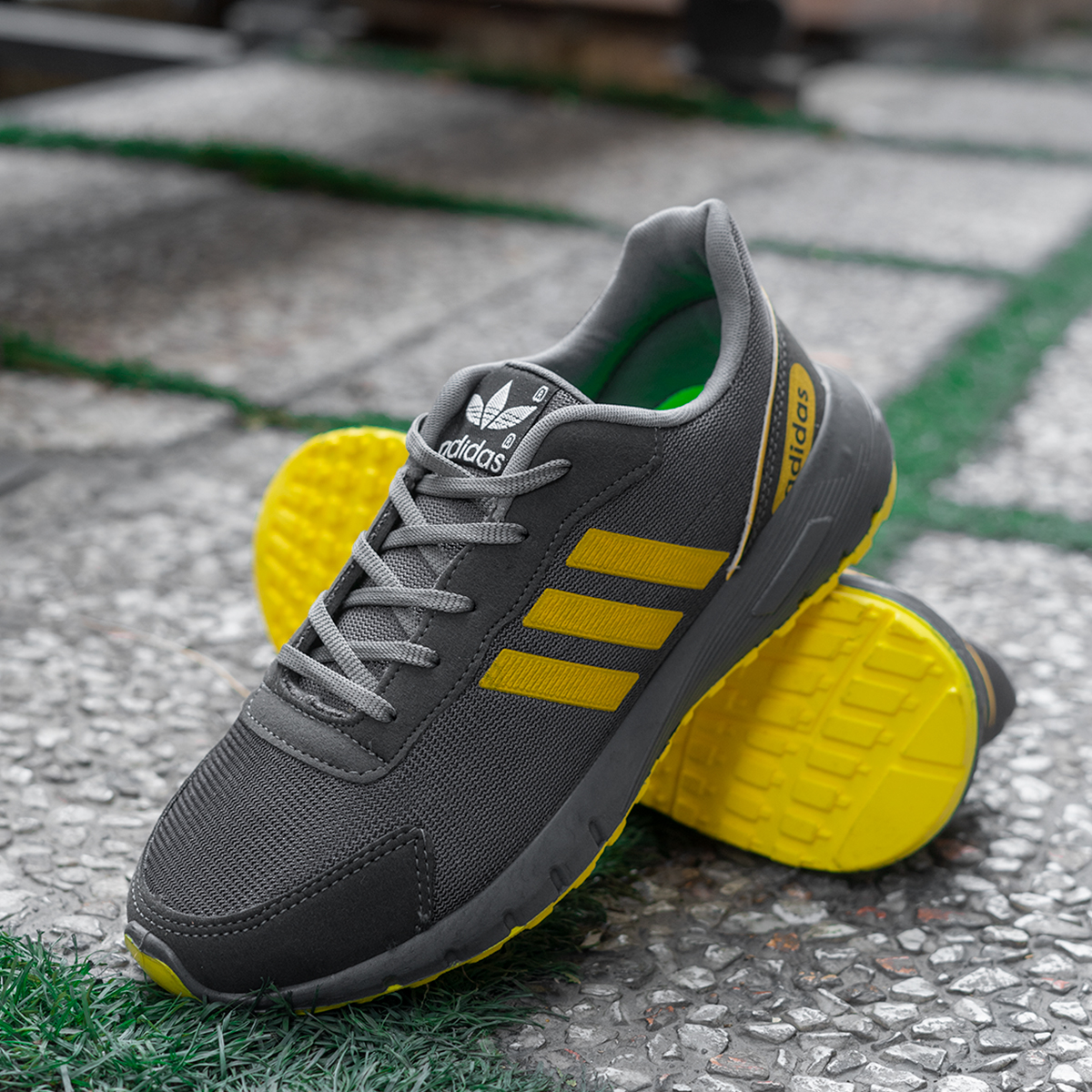 کفش ورزشی Adidas مردانه طوسی زرد مدل Matikan