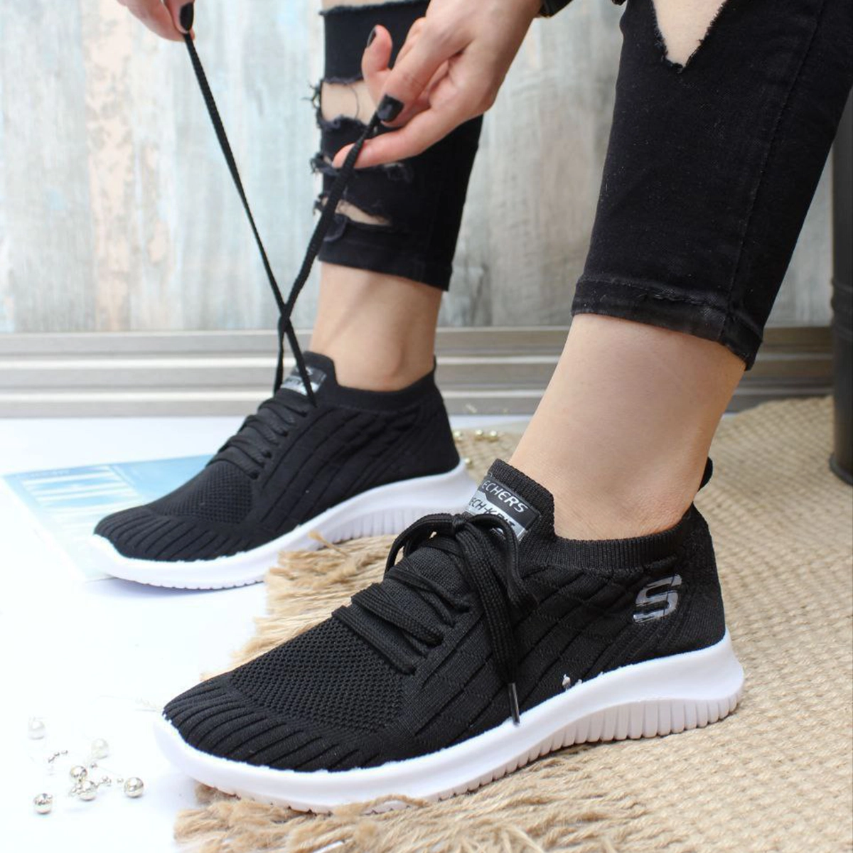 کفش ورزشی SKECHERS مشکی زیره سفید زنانه مدل Helena