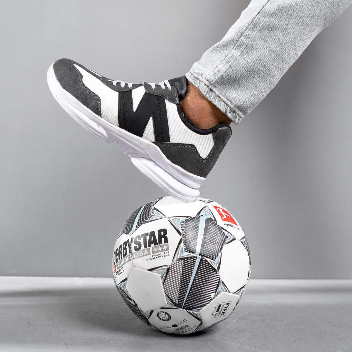 کفش ورزشی New Balance مردانه مشکی سفید مدل Bret