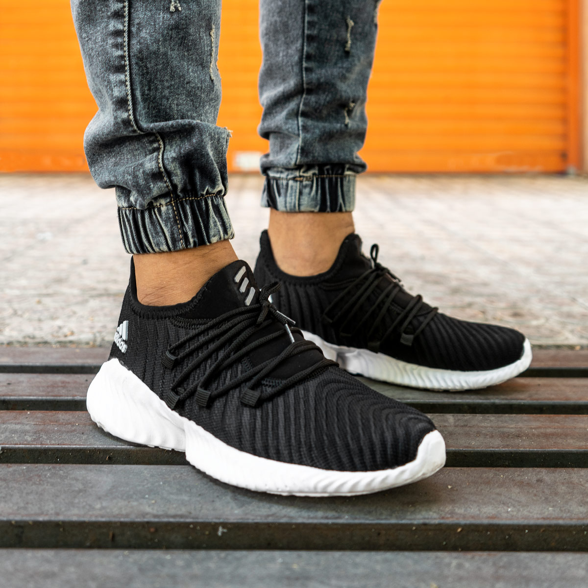 کفش ورزشی Adidas مردانه مشکی زیره سفید مدل River